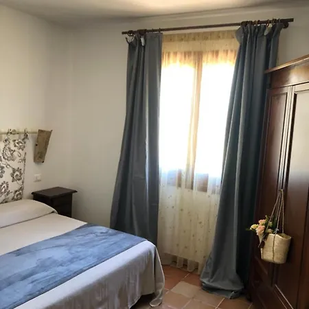 לינה וארוחת בוקר Alba 3*